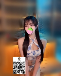 她既性感又狂野，每一条曲线都仿佛为欲望而生。  修長筆直的美腿、平坦的小腹，再加上