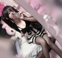 儘管已25歲，笑容卻如同少女般純真，散發著矛盾又迷人的反差感   談吐得宜、舉止優雅