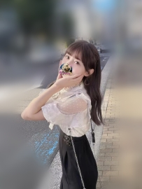 她喜欢结交朋友，对人热情大方，总能带给他人欢乐和温暖。她善于倾听，总能了解他人内