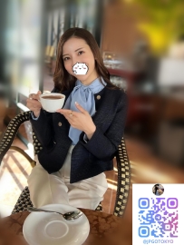 セクシーで魅惑的な熟女。スラッとした体型と魅惑的な瞳の持ち主です。  優雅な姿は、