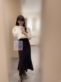 七瀬是一位甜美型女孩，拥有清新的外貌与自然的亲和力。她纤细的身材配上腼腆的笑容