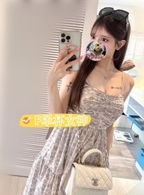 笑容纯真又不失妩媚，就像日本传统艺术中描绘的那样令人神往。她的一举一动，带着日系